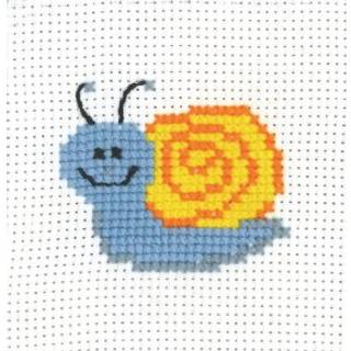 Broderikit MFK Snegl 8 x 8 cm Broderisæt med farverig snegl. Dimensioner: 8x8 cm. Klassisk kors- og stikkesting. 5 forskellige farver til designet. Aida-stof med 3,2 tråde/cm.