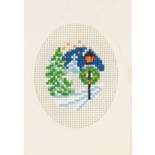 Broderikit Lygte M5875/00 9 x 13 cm Korssting og stikkesting teknikker Dimensioner: 9x13cm Aida 357/22 stof i ivory farve Inkl. passepartout-kort & kuvert Inkluderer 8 farver DMC Mouliné.