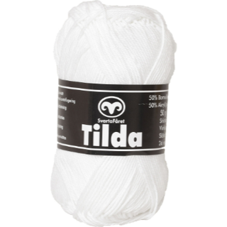 Svarta Fåret Tilda 4 Hvid Indhold: 50% Bomuld, 50% Akryl Vægt/længde: 50 g = ca. 150 meter Anbefalede pinde: 3.50 mm Strikkefasthed: 10 cm = 26 m Vask: Maskinvask, max 40°C / Tørres fladt.