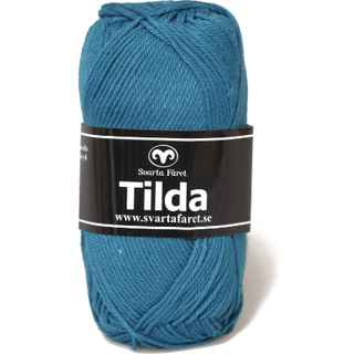 Svarta Fåret Tilda 88 Petrol Indhold: 50% Bomuld, 50% Akryl Vægt/længde: 50 g = ca. 150 meter Anbefalede pinde: 3.50 mm Strikkefasthed: 10 cm = 26 m Vask: Maskinvask, max 40°C / Tørres fladt.