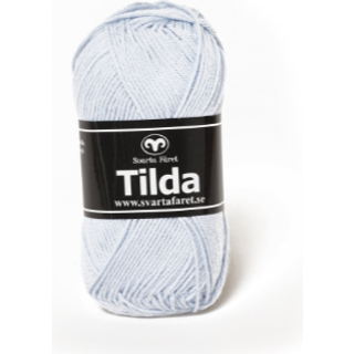 Svarta Fåret Tilda 572 Babyblå Indhold: 50% Bomuld, 50% Akryl Vægt/længde: 50 g = ca. 150 meter Anbefalede pinde: 3.50 mm Strikkefasthed: 10 cm = 26 m Vask: Maskinvask, max 40°C / Tørres fladt.