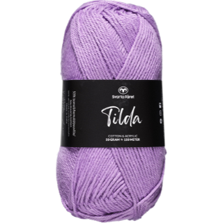 Svarta Fåret Tilda 62 Lilla Indhold: 50% bomuld, 50% akryl Vægt/længde: 50 g = ca 150 meter Anbefalede pinde: 3.50 mm Strikkefasthed: 10 cm = 26 m Vask: Maskinvask, max 40°C / Tørres fladt.