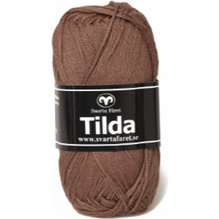 Svarta Fåret Tilda 26 Brun Indhold: 50% Bomuld, 50% Akryl Vægt/længde: 50 g = ca. 150 meter Anbefalede pinde: 3.50 mm Strikkefasthed: 10 cm = 26 m Vask: Maskinvask, max 40°C / Tørres fladt.