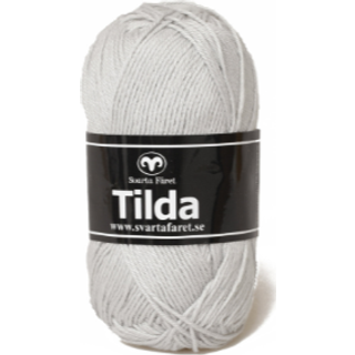 Svarta Fåret Tilda 12 Lysegrå Indhold: 50% bomuld, 50% akryl Vægt/længde: 50 g = ca 150 meter Anbefalede pinde: 3.50 mm Strikkefasthed: 10 cm = 26 m Vask: Maskinvask, max 40°C / Tørres fladt.