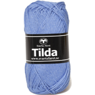 Svarta Fåret Tilda 71 Blå Indhold: 50% Bomuld, 50% Akryl Vægt/længde: 50 g = ca. 150 meter Anbefalede pinde: 3.50 mm Strikkefasthed: 10 cm = 26 m Vask: Maskinvask, max 40°C / Tørres fladt.