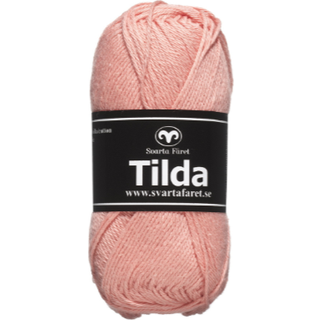 Svarta Fåret Tilda 537 Abrikos Indhold: 50% Bomuld, 50% Akryl Vægt/længde: 50 g = ca. 150 meter Anbefalede pinde: 3.50 mm Strikkefasthed: 10 cm = 26 m Vask: Maskinvask, max 40°C / Tørres fladt.