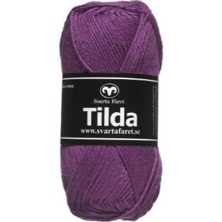 Svarta Fåret Tilda 563 Mellemlilla Indhold: 50% Bomuld, 50% Akryl Vægt/længde: 50 g = ca. 150 meter Anbefalede pinde: 3.50 mm Strikkefasthed: 10 cm = 26 m Vask: Maskinvask, max 40°C / Tørres fladt.