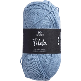 Svarta Fåret Tilda 66 Støvet blå Indhold: 50% Bomuld, 50% Akryl Vægt/længde: 50 g = ca. 150 meter Anbefalede pinde: 3.50 mm Strikkefasthed: 10 cm = 26 m Vask: Maskinvask, max 40°C / Tørres fladt.