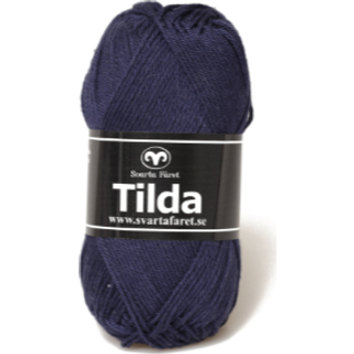 Svarta Fåret Tilda 67 Marineblå Indhold: 50% Bomuld, 50% Akryl Vægt/længde: 50 g = ca. 150 meter Anbefalede pinde: 3.50 mm Strikkefasthed: 10 cm = 26 m Vask: Maskinvask, max 40°C / Tørres fladt.