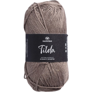 Svarta Fåret Tilda 25 Brun meleret Indhold: 50% Bomuld, 50% Akryl Vægt/længde: 50 g = ca. 150 meter Anbefalede pinde: 3.50 mm Strikkefasthed: 10 cm = 26 m Vask: Maskinvask, max 40°C / Tørres fladt.