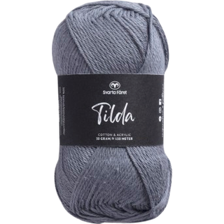 Svarta Fåret Tilda 569 Blå Indhold: 50% bomuld, 50% akryl Vægt/længde: 50 g = ca 150 meter Anbefalede pinde: 3.50 mm Strikkefasthed: 10 cm = 26 m Vask: Maskinvask, max 40°C / Tørres fladt.