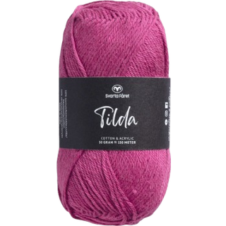 Svarta Fåret Tilda 63 Rød lilla Indhold: 50% Bomuld, 50% Akryl Vægt/længde: 50 g = ca. 150 meter Anbefalede pinde: 3.50 mm Strikkefasthed: 10 cm = 26 m Vask: Maskinvask, max 40°C / Tørres fladt.
