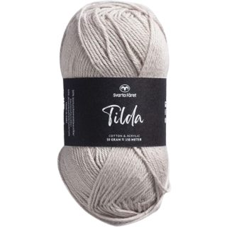 Svarta Fåret Tilda 524 Mørk beige Indhold: 50% Bomuld, 50% Akryl Vægt/længde: 50 g = ca. 150 meter Anbefalede pinde: 3.50 mm Strikkefasthed: 10 cm = 26 m Vask: Maskinvask, max 40°C / Tørres fladt.