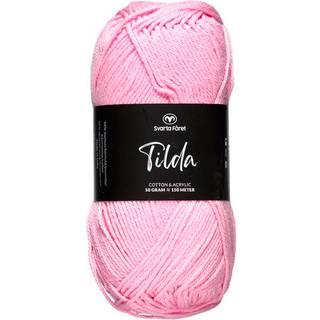 Svarta Fåret Tilda 41 Lys rosa Indhold: 50% Bomuld, 50% Akryl Vægt/længde: 50 g = ca. 150 meter Anbefalede pinde: 3.50 mm Strikkefasthed: 10 cm = 26 m Vask: Maskinvask, max 40°C / Tørres fladt.