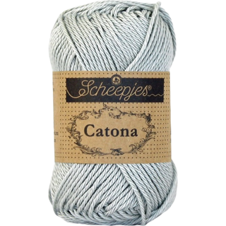 Scheepjes Catona 172 Light Silver Indhold: 100% merceriseret bomuld Anbefalede pinde: 2.50-3.00 mm Vægt/løbelængde: 50 gr = ca. 125 meter Strikkefasthed: 10 x0 10 cm = 26 m x 36 p med 2,5 mm Maskinvask 40°C / Tørres fladt.