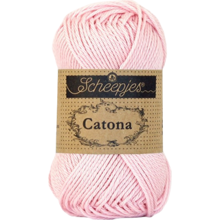 Scheepjes Catona 238 Powder Pink Indhold: 100% merceriseret bomuld Anbefalede pinde: 2.50-3.00 mm Vægt/løbelængde: 50 gr = ca. 125 meter Strikkefasthed: 10 x0 10 cm = 26 m x 36 p med 2,5 mm Maskinvask 40°C / Tørres fladt.