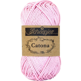 Scheepjes Catona 246 Icy Pink Indhold: 100% merceriseret bomuld Anbefalede pinde: 2.50-3.00 mm Vægt/løbelængde: 50 gr = ca. 125 meter Strikkefasthed: 10 x0 10 cm = 26 m x 36 p med 2,5 mm Maskinvask 40°C / Tørres fladt.