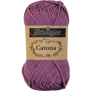 Scheepjes Catona 240 Amethyst Indhold: 100% merceriseret bomuld Anbefalede pinde: 2.50-3.00 mm Vægt/løbelængde: 50 gr = ca. 125 meter Strikkefasthed: 10 x0 10 cm = 26 m x 36 p med 2,5 mm Maskinvask 40°C / Tørres fladt.