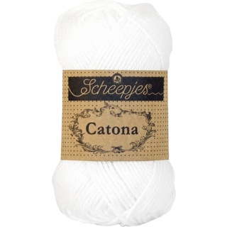 Scheepjes Catona 106 Snow White Indhold: 100% merceriseret bomuld Anbefalede pinde: 2.50-3.00 mm Vægt/løbelængde: 50 gr = ca. 125 meter Strikkefasthed: 10 x0 10 cm = 26 m x 36 p med 2,5 mm Maskinvask 40°C / Tørres fladt.