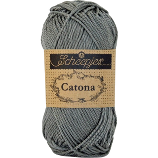 Scheepjes Catona 242 Metal Grey Indhold: 100% merceriseret bomuld Anbefalede pinde: 2.50-3.00 mm Vægt/løbelængde: 50 gr = ca. 125 meter Strikkefasthed: 10 x0 10 cm = 26 m x 36 p med 2,5 mm Maskinvask 40°C / Tørres fladt.