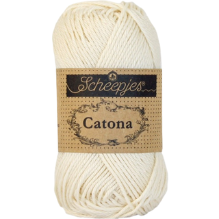 Scheepjes Catona 130 Old Lace Indhold: 100% merceriseret bomuld Anbefalede pinde: 2.50-3.00 mm Vægt/løbelængde: 50 gr = ca. 125 meter Strikkefasthed: 10 x0 10 cm = 26 m x 36 p med 2,5 mm Maskinvask 40°C / Tørres fladt.