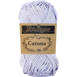 Scheepjes Catona 399 Lilac Mist Indhold: 100% merceriseret bomuld Anbefalede pinde: 2.50-3.00 mm Vægt/løbelængde: 50 gr = ca. 125 meter Strikkefasthed: 10 x0 10 cm = 26 m x 36 p med 2,5 mm Maskinvask 40°C / Tørres fladt.
