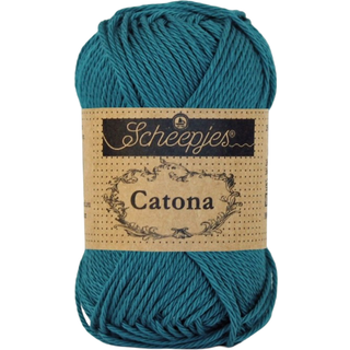 Scheepjes Catona 400 Petrol Blue Indhold: 100% merceriseret bomuld Anbefalede pinde: 2.50-3.00 mm Vægt/løbelængde: 50 gr = ca. 125 meter Strikkefasthed: 10 x0 10 cm = 26 m x 36 p med 2,5 mm Maskinvask 40°C / Tørres fladt.