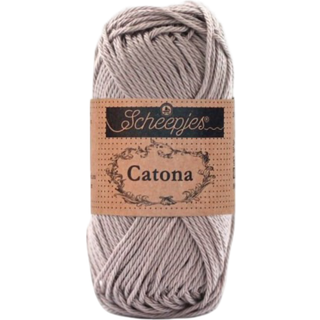 Scheepjes Catona 406 Soft Beige Indhold: 100% merceriseret bomuld Anbefalede pinde: 2.50-3.00 mm Vægt/løbelængde: 50 gr = ca. 125 meter Strikkefasthed: 10 x0 10 cm = 26 m x 36 p med 2,5 mm Maskinvask 40°C / Tørres fladt.