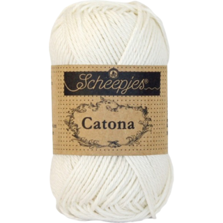 Scheepjes Catona 105 Bridal White Indhold: 100% merceriseret bomuld Anbefalede pinde: 2.50-3.00 mm Vægt/løbelængde: 50 gr = ca. 125 meter Strikkefasthed: 10 x0 10 cm = 26 m x 36 p med 2,5 mm Maskinvask 40°C / Tørres fladt.