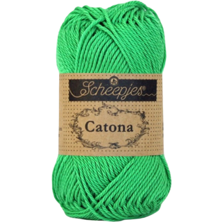 Scheepjes Catona 389 Apple Green Indhold: 100% merceriseret bomuld Anbefalede pinde: 2.50-3.00 mm Vægt/løbelængde: 50 gr = ca. 125 meter Strikkefasthed: 10 x0 10 cm = 26 m x 36 p med 2,5 mm Maskinvask 40°C / Tørres fladt.