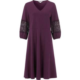 Viskosekjole med blondedetaljer