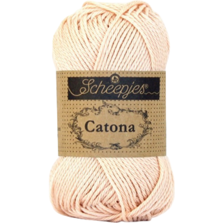 Scheepjes Catona 263 Petal Peach Indhold: 100% merceriseret bomuld Anbefalede pinde: 2.50-3.00 mm Vægt/løbelængde: 50 gr = ca. 125 meter Strikkefasthed: 10 x0 10 cm = 26 m x 36 p med 2,5 mm Maskinvask 40°C / Tørres fladt.