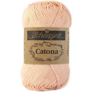 Scheepjes Catona 523 Peach Indhold: 100% merceriseret bomuld Anbefalede pinde: 2.50-3.00 mm Vægt/løbelængde: 50 gr = ca. 125 meter Strikkefasthed: 10 x0 10 cm = 26 m x 36 p med 2,5 mm Maskinvask 40°C / Tørres fladt.