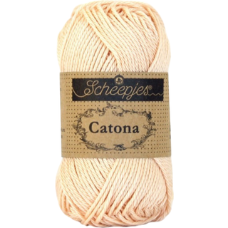 Scheepjes Catona 255 Nude Indhold: 100% merceriseret bomuld Anbefalede pinde: 2.50-3.00 mm Vægt/løbelængde: 50 gr = ca. 125 meter Strikkefasthed: 10 x0 10 cm = 26 m x 36 p med 2,5 mm Maskinvask 40°C / Tørres fladt.