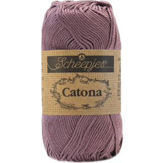 Scheepjes Catona 526 Ashes Indhold: 100% merceriseret bomuld Anbefalede pinde: 2.50-3.00 mm Vægt/løbelængde: 50 gr = ca. 125 meter Strikkefasthed: 10 x0 10 cm = 26 m x 36 p med 2,5 mm Maskinvask 40°C / Tørres fladt.