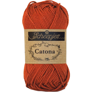 Scheepjes Catona 388 Rust Indhold: 100% merceriseret bomuld Anbefalede pinde: 2.50-3.00 mm Vægt/løbelængde: 50 gr = ca. 125 meter Strikkefasthed: 10 x0 10 cm = 26 m x 36 p med 2,5 mm Maskinvask 40°C / Tørres fladt.
