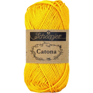 Scheepjes Catona 208 Yellow Gold Indhold: 100% merceriseret bomuld Anbefalede pinde: 2.50-3.00 mm Vægt/løbelængde: 50 gr = ca. 125 meter Strikkefasthed: 10 x0 10 cm = 26 m x 36 p med 2,5 mm Maskinvask 40°C / Tørres fladt.