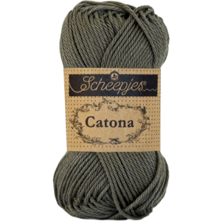 Scheepjes Catona 387 Dark Olive Indhold: 100% merceriseret bomuld Anbefalede pinde: 2.50-3.00 mm Vægt/løbelængde: 50 gr = ca. 125 meter Strikkefasthed: 10 x0 10 cm = 26 m x 36 p med 2,5 mm Maskinvask 40°C / Tørres fladt.