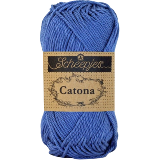 Scheepjes Catona 261 Capri Blue Indhold: 100% merceriseret bomuld Anbefalede pinde: 2.50-3.00 mm Vægt/løbelængde: 50 gr = ca. 125 meter Strikkefasthed: 10 x0 10 cm = 26 m x 36 p med 2,5 mm Maskinvask 40°C / Tørres fladt.