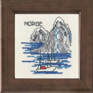 Broderikit Båd Norge 10 x 10 cm R5370 Smukt motiv af norsk natur. Komplet broderisæt for alle niveauer. 10x10cm færdigt design. Sy på Aida 357/22, 5,4tråde/cm. Sy med 7 DMC Mouliné farver.