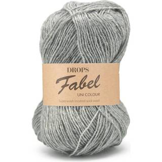 DROPS Fabel Uni Colour 115 Lysegrå Indhold: 75% Uld, 25% Polyamid Garngruppe: A (23 - 26 masker) / 4 ply / fingering Vægt/længde: 50 gram = ca. 205 meter Anbefalede pinde: 3 mm Strikkefasthed: 10 x 10 cm = 24 m x 32 p Finvask eller Uldvask 40ºC / Brug aldrig skyllemiddel / Tørres fladt.