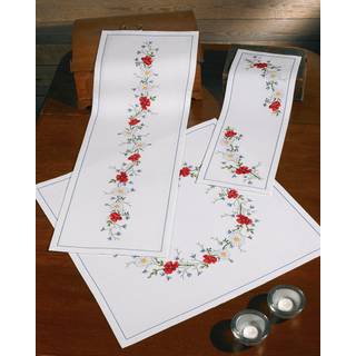 Broderikit Sommer dug 67 x 67 cm Broder din egen 67x67cm sommerdug Korssting med 12 smukke DMC farver Stiksting giver subtile detaljer Let at sy på hvid Aida stof Inspireret af sommerens blomster.