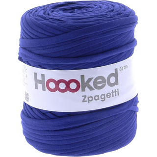Hoooked Zpagetti 13 Gule nuancer Indhold: Bomuld samt en lille smule elasthan -100% recycled t-shirt garn Vægt/længde: ca. 850 gram = ca. 120 m Anbefalede pinde: 12-15 mm Vask: Håndvask, max 30°C / Tørres fladt Se alle vores stofgarner her.