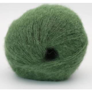 BC Garn Svala 11 Grøn Materiale: 100% alpaka Vægt/længde: 50 g = ca 400 meter Anbefalede pinde: 2.00 - 4.00 mm Strikkefasthed: 10 cm = 24 m Vask: Håndvask / Må ikke tørretumbles / Må ikke stryges eller bleges.