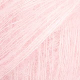 DROPS Kid-Silk 72 Pastelrosa Indhold: 75% mohair, 25% silke Garngruppe: A (23 - 26 masker) / 2 ply / lace Vægt/længde: 25 gram = ca. 210 meter Anbefalede pinde: 3.50 mm Strikkefasthed: 10 x 10 cm = 23 m x 30 p Håndvask, max 30°C / Tørres fladt .