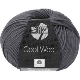 Lana Grossa Cool Wool 2064 Grå Indhold:100% ren ny, ekstrafin merinould Vægt/Længde:50 g = ca. 160 meter Anbefalede pinde: 3.00-3.50 mm Strikkefasthed:10 x 10 cm = 24 m x 34 p Vask:Finvask 30º/ Tørres fladt.