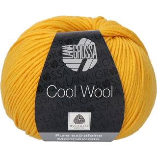 Lana Grossa Cool Wool 2005 Gyldengul Indhold:100% ren ny, ekstrafin merinould Vægt/Længde:50 g = ca. 160 meter Anbefalede pinde: 3.00-3.50 mm Strikkefasthed:10 x 10 cm = 24 m x 34 p Vask:Finvask 30º/ Tørres fladt.