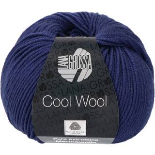Lana Grossa Cool Wool 440 Ultramarineblå Indhold:100% ren ny, ekstrafin merinould Vægt/Længde:50 g = ca. 160 meter Anbefalede pinde: 3.00-3.50 mm Strikkefasthed:10 x 10 cm = 24 m x 34 p Vask:Finvask 30º/ Tørres fladt.