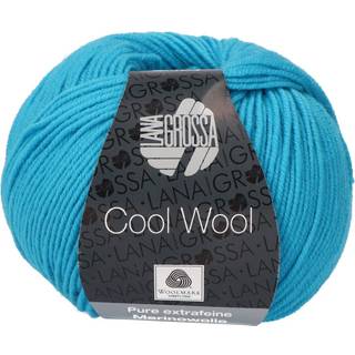Lana Grossa Cool Wool 502 Turkis blå Indhold:100% ren ny, ekstrafin merinould Vægt/Længde:50 g = ca. 160 meter Anbefalede pinde: 3.00-3.50 mm Strikkefasthed:10 x 10 cm = 24 m x 34 p Vask:Finvask 30º/ Tørres fladt.