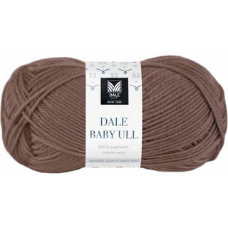 Dale Baby Ull 8555 Brun Indhold: 100 % superwash merinould Vægt/længde: 50 g = ca 165 meter Anbefalede pinde: 3.00 mm Strikkefasthed: 10 cm = 28 m Vask: Uldvask 40 °C / Brug vaskemiddel til uld/silke / Brug ikke skyllemiddel / Tørres fladt.